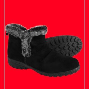 SOLD!! Khombu Bonnie Insulated Boots! Cute + Comfy Fur Lined